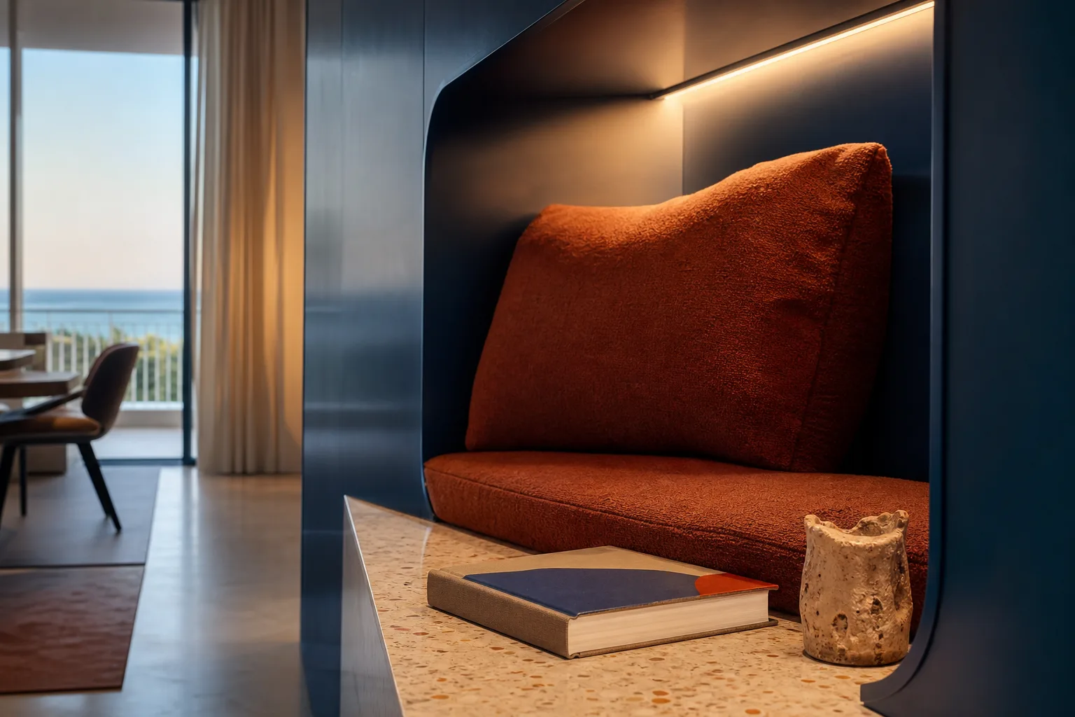 Nicchia su misura blu con seduta terracotta e luce integrata